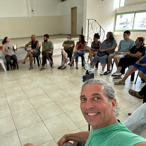 מפגש קבוצתי בנושא קומפוסט קהילתי בתוך מבנה
